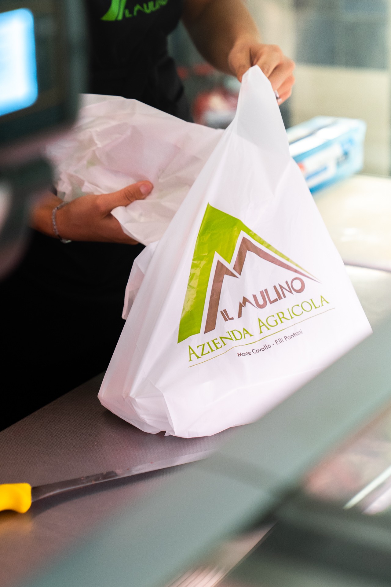 Interno della nuova Agrimacelleria Il Mulino a Bastia Umbra — carne fresca selezionata e gastronomia